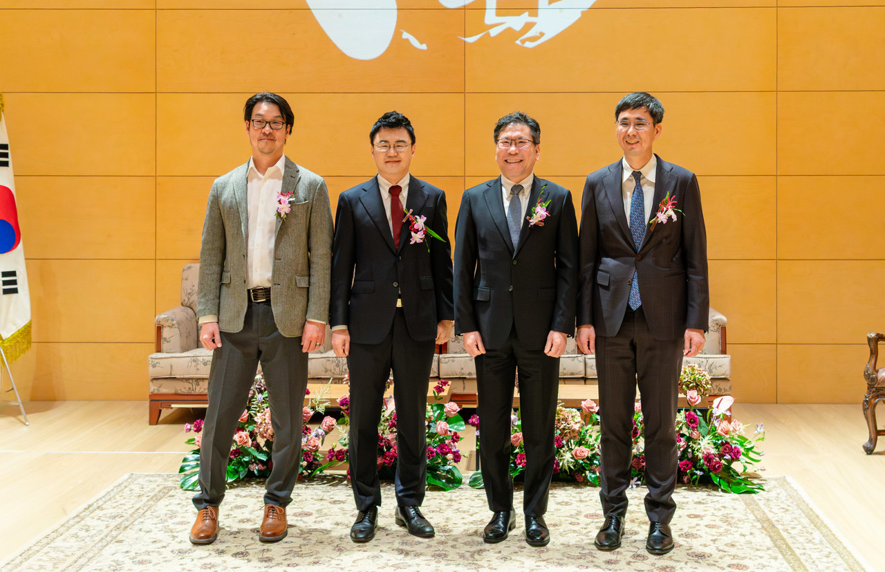 피코초 단위로 양자 제어를 실현한 광주과학기술 화학과 김유수 교수가 제21회 경암상을 수상했다. 