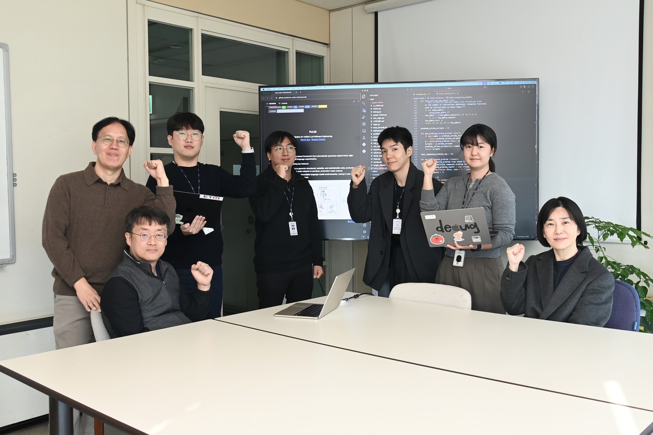 LLM 기반 신뢰형 코드 생성기술을 개발한 ETRI 개발진(오른쪽부터 마유승, 우예린, 한호재, 이기호, 여상엽, 전형국, 김상철 박사). [사진=한국전자통신연구원]