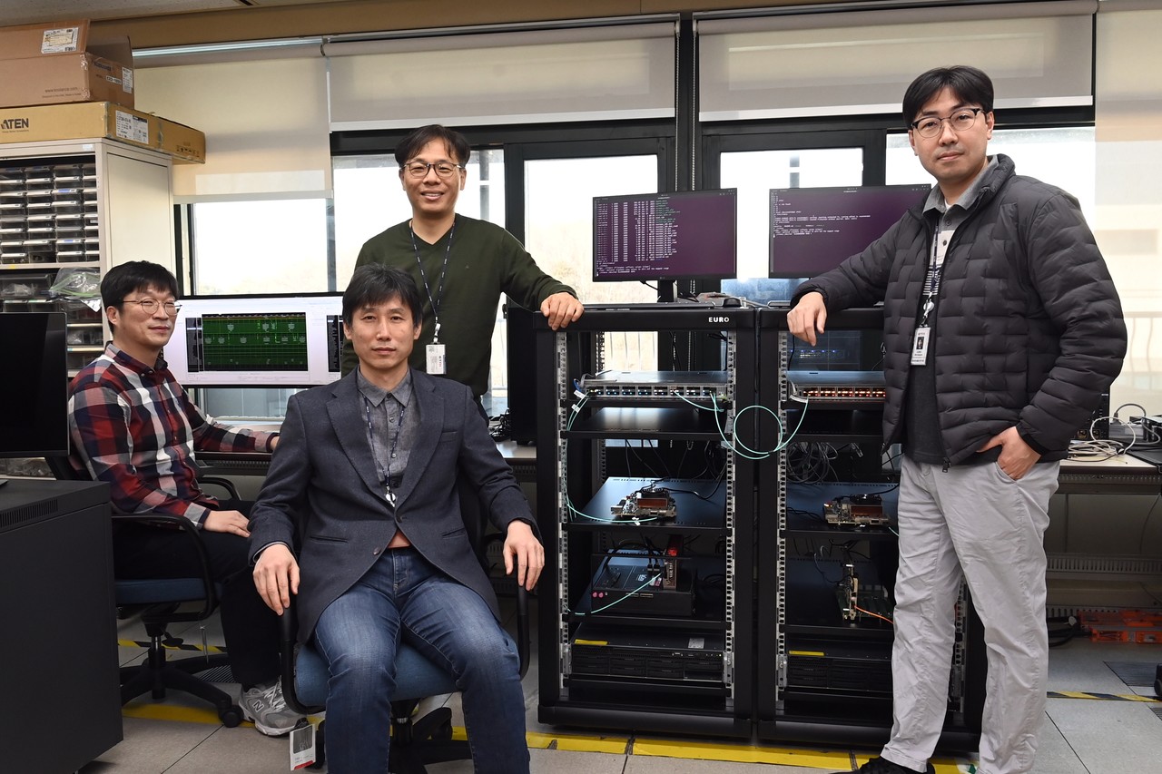 옴니익스텐드 기술을 개발한 ETRI 연구진. 왼쪽부터 차승준 책임연구원, 김강호 본부장, 석성우 책임연구원, 고광원 실장.[사진= ETRI]