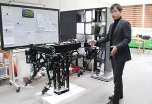 1시간에 800평 논 제초 뚝딱 "로봇이 귀농한다" - 뉴스 썸네일 이미지