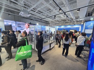 [현장] 대한민국 로봇 다 모였다 미래 세계 미리 보려 관람객 '북적' - 뉴스 썸네일 이미지